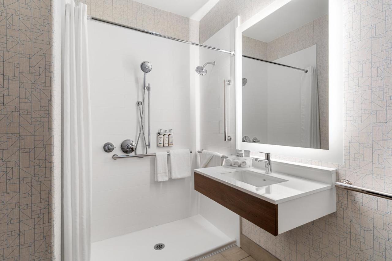 Holiday Inn Express Vancouver North By Ihg Dış mekan fotoğraf