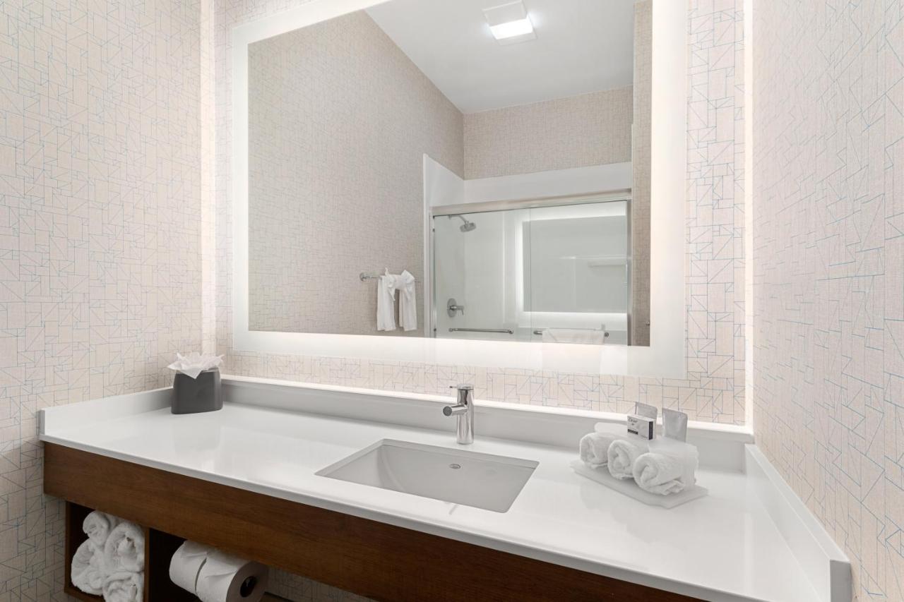 Holiday Inn Express Vancouver North By Ihg Dış mekan fotoğraf